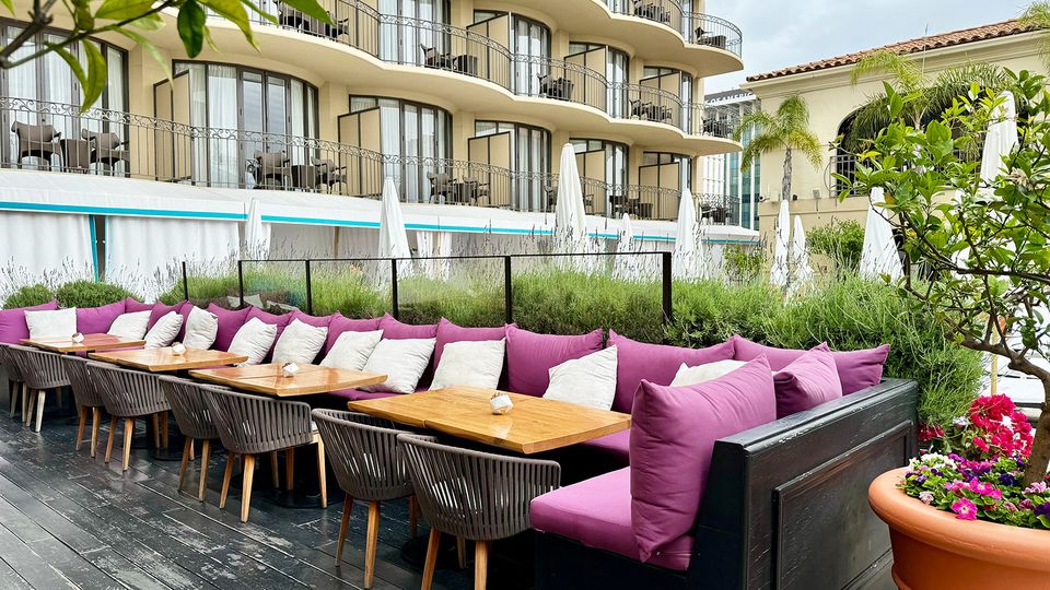 Seating at The Pool Bar & Caf&eacute;.